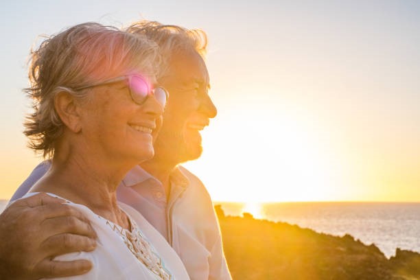 El buen tiempo y las horas de luz son fuente de felicidad para los mayores