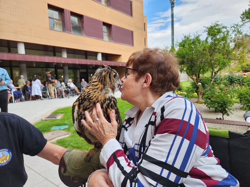 Terapia con aves rapaces para mejorar la salud de los mayores