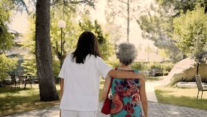 Un trabajador de una residencia Bouco con un mayor